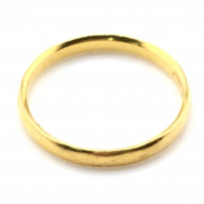 A 22ct gold wedding band , Q/R. 2.9g Postage category a
