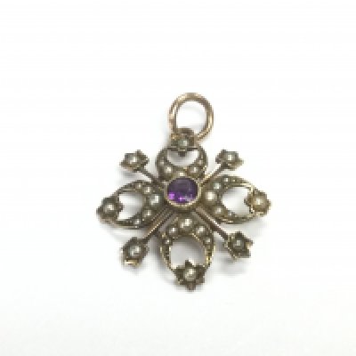 An Edwardian 9ct gold pendant set with a central amethyst and seed pearls, approx 1.5g. Shipping category A. NO RESERVE