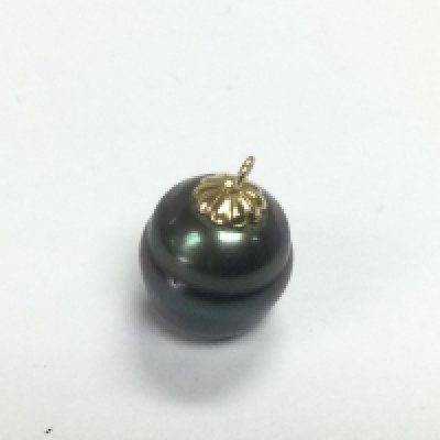 A black pearl pendant with a yellow metal clasp. Shipping category A. NO RESERVE