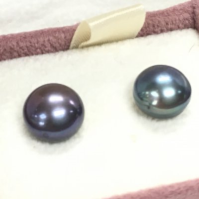 9 carat gold black cultured pearl earrings, Total weight 2.3g. Postage category a
