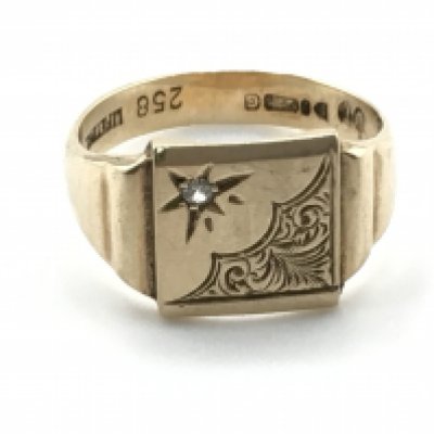 A 9ct gold gents ring. 4.3g and size R.Postage A