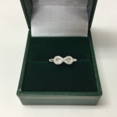 A 9ct white gold and diamond ring, size Q.