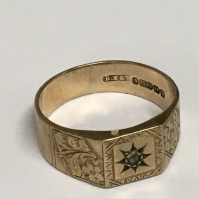 A gents 9carat gold ring set with a small diamond weight 6g.