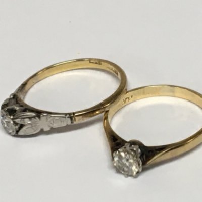 Two 18carat gold rings set with solitaire diamonds. Total weight 4g