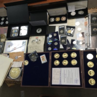 A large collection of commemorative coinage and rounds including a number of change checker 50p. Postage B