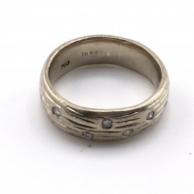 An 18ct gold gents ring set with small diamonds. Size Q and 11.50g Postage A