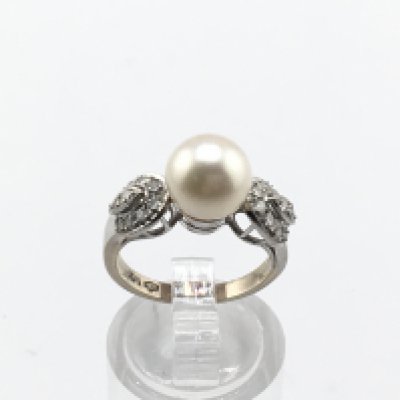 A 14ct white gold ring set with a pearl and chip stones. K 1/2 and 4.8g Postage A