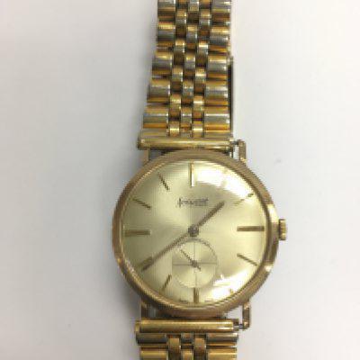 An Accurist 9ct gold cased watch. Shipping category A.