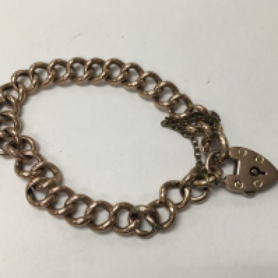 A 9 ct gold gate bracelet with heart shaped clasp 12 grams