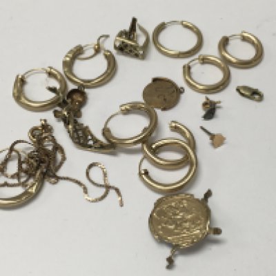 A collection of 9 ct scrape gold 11 grams.