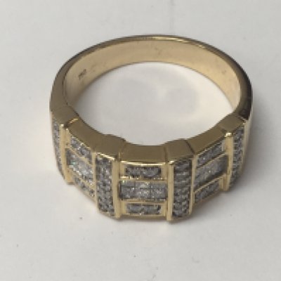 A gold ring maker 750 inset with multi diamonds size X total weight 10.6 grams.