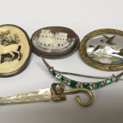 A Grand Tour Cameo brooch depicting the colosseum a carved and enameld glass brooch with flying ducks and other brooches (5)