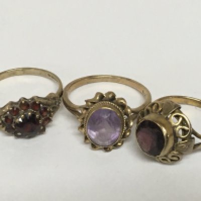 Three 9carat gold rings set with amethyst and garnet stones weight 7g