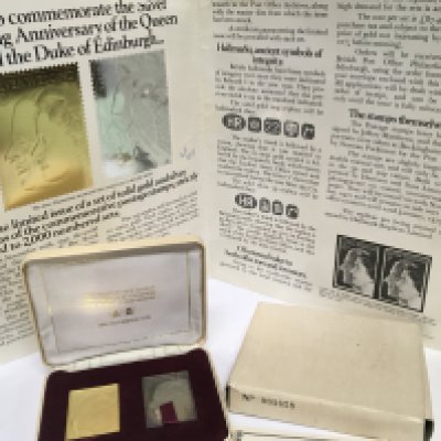 A 22carat gold stamp plaque weigh 26.2g Royal Silver wedding anniversary with a matching Britannia silver stamp in a fitted case with certificate of Authenticity box and paperwork serial number 1858/2000.