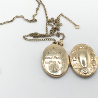 9ct gold chain with locket. 4.60g Postage A