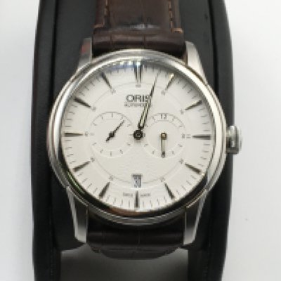 A gents Oris automatic chronograph with box and papers. Seen running. Excellent condition.