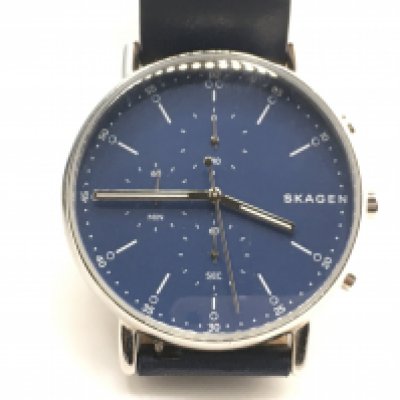 A boxed Skagen blue dial gents wrist watch. Seen running. Approximately 40mm case. Postage B