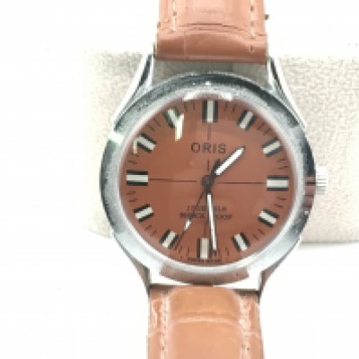 A gents Oris wrist watch. Red dial and 36mm case. Seen running. Postage B