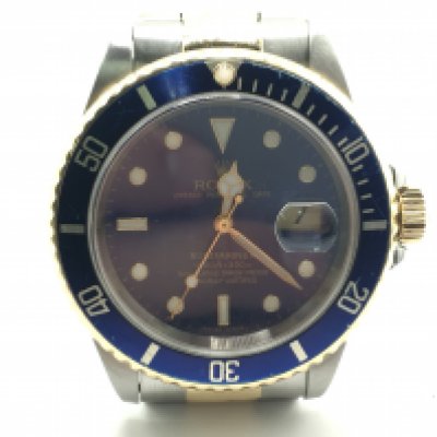 A rolex submariner ref 16613. Blue dial. 40mm gold and steel case. Seen running. Box and papers. The watch has signs of wear. Gold and steel bracelet with fold clasp.