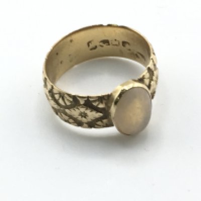 An 18ct gold ring set with gemstone. Size N and 5.10g