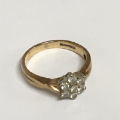 A 9carat gold ring set with a small pattern of diamonds weight 2.5g