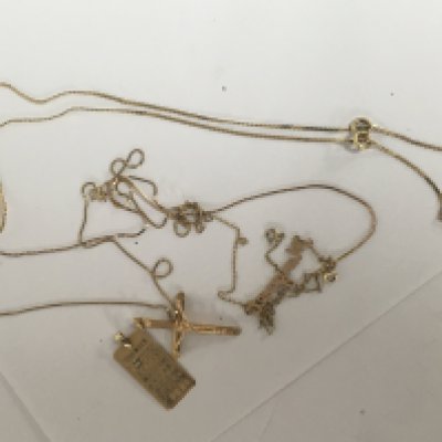 A collection of 9carat gold jewellery necklace a pendent cross pendant. necklaces Weight 14g