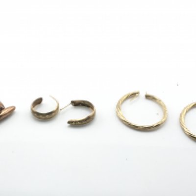 A collection of gold items including cufflinks and earrings. 6.3g