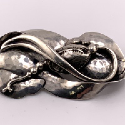 A Georg Jensen style sterling silver brooch. (A)