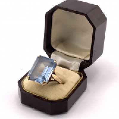 A 9ct gold and faceted blue stone dress ring. (Split shank), (A)
