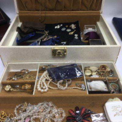 A box of costume jewellery. Shipping category D.
