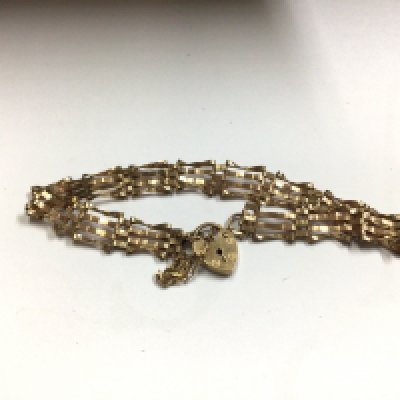 A 9ct gold gate bracelet. Approx weight 4.93 grams.