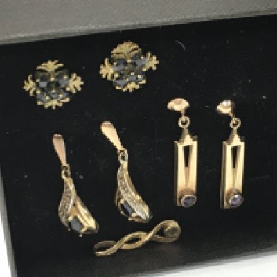 3 pairs of 9 carat gold earrings and a pendant , 5.1g in total. Postage category a