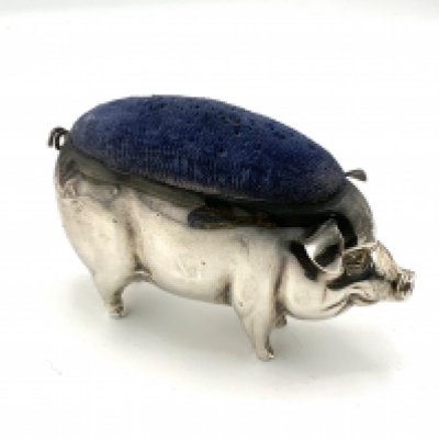 An Edwardian hallmarked silver pig pincushion, marks for Birmingham 1908 (A)