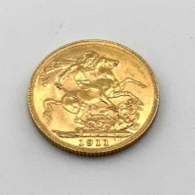 A 1911 full George V sovereign. (A)