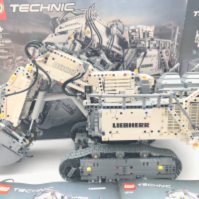 A Lego Technic Liebher R9800 Excavator #42100 with Manuals And Box. Appears To Be Complete. This Lot Cannot be Posted In House. (2).