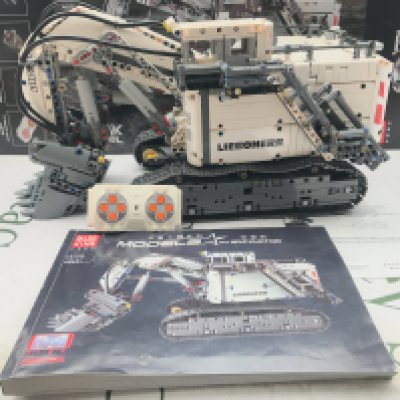 A Mould King Excavator #13130. Appears To Be Complete With Manual And Box. (2).