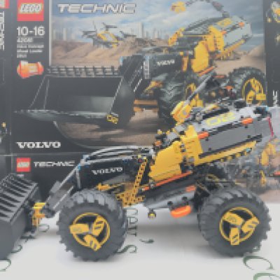 A Lego Volvo Concept Wheel Loader #42081. With Box And Manual. This Lot Cannot Be Posted In House. (2).