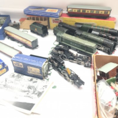 A Collection Of Hornby 00 Gauge 3-Rail Locos. Track and Accessories. Ideal For Spare Parts. Etc. No Reserve.