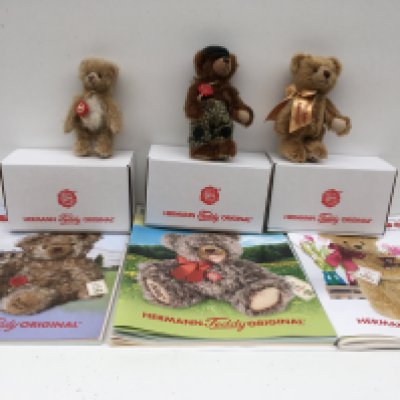 Three boxed Herman minature Teddy bears featuring 2009 dark brown bear a 2013 golden brown bear and a 2015 light brown white tippled bear, includes associated magazine. No reserve.