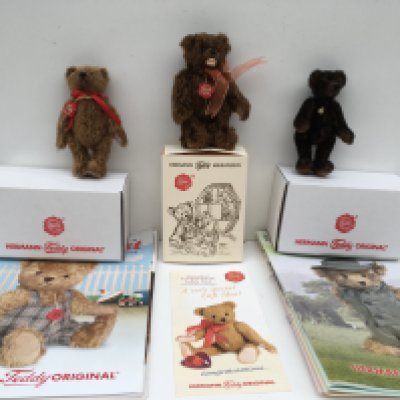 Three minature teddy bears by Herman. Features bears from 2008..2000..2016 in different shades of brown. No reserve