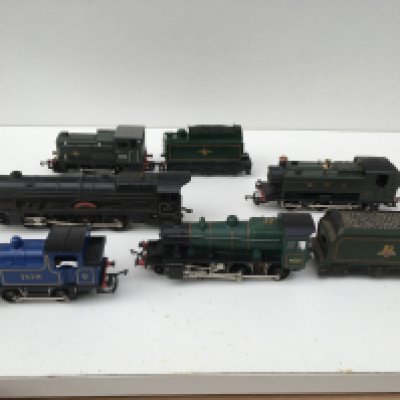 A collection of 5 model railway locomotives two with tenders by various manufacturers including Triang ..Hornby plus others. 00 gauge. No reserve