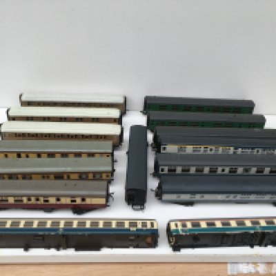 A collection of 15 x 00 gauge model railway carriages by various manufacturers some appear incomplete. No reserve