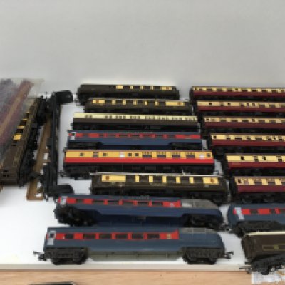 A collection of 17 model railway carriages and some spare parts. Manufacturers include Triang ..Hornby etc. 00gauge. No reserve