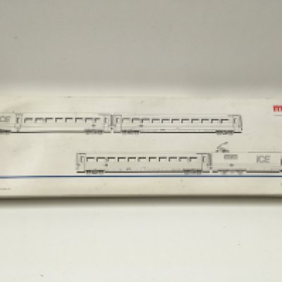 A boxed Marklin model railway set contains 2 locomotives with coaches HO gauge. Includes instructional leaflets. Set no. 33712. No reserve