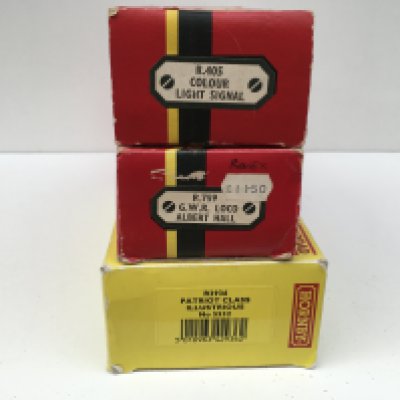 2 boxed model railway locomotives by Hornby featuring R2936 and R759 00gauge. Includes boxed R405 colour light signal. No reserve