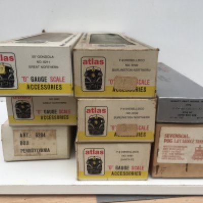 A collect of 8x boxed O gauge model railway pieces including 3 diesel locomotives by Atlas..A Sevenscal Pug loco kit. Plus 3 boxed wagons and Quality Craft Model kit of 50ft box car. No reserve