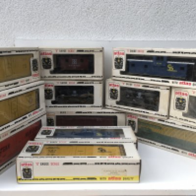 A collection of 12x boxed O gauge rolling stock by atlas. No reserve