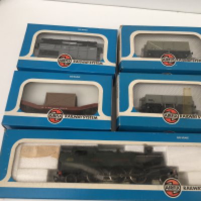 5x boxed OO gauge model railway pieces featuring a prairie tank locomotive and 4x rolling stock. No reserve