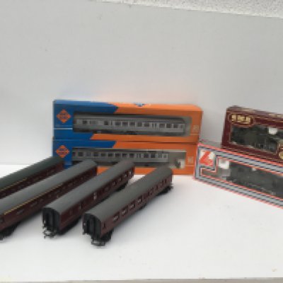 2x boxed OO gauge locomotives by Lima and GMR plus 2x boxed coaches by RoCo HO gauge plus 4 x loose coaches by Triang OO gauge. No reserve