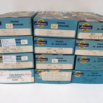 12x boxed HO gauge model railway wagons by Athearn. No reserve